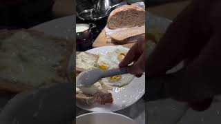 Así uno de mis almuerzos sencillos huevos orgánicos leche orgánica nata orgánica pan de masa madre [upl. by Teik708]