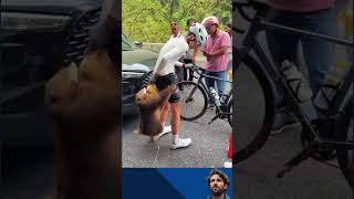 Macaco se agarra a um ciclista e não o solta de jeito nenhum noticias curiosidades bichos [upl. by Monjan694]