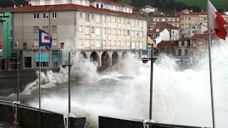 Temporal Cantábrico enormes olas golpean Luanco Asturias [upl. by Greta119]