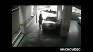 Femme qui casse sa voiture dans un parking [upl. by Duncan]