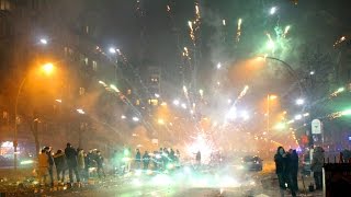 Silvesterballerei Nr 1 Raketen Böller zu Silvester 2016 Berlin Feuerwerksvitrine [upl. by Haididej764]