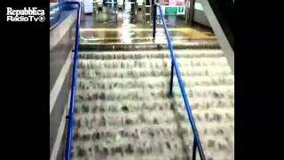 Roma allagata Cascata su scale metrò Waterfalls on underground stairs [upl. by Ybbob]