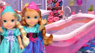 Doll bath time  Elsa amp Anna toddlers  bubble fun [upl. by Onit]