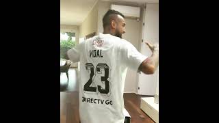 Arturo Vidal 🇨🇱 con la camiseta de Colo Colo  Previo al clásico [upl. by Qiratla]