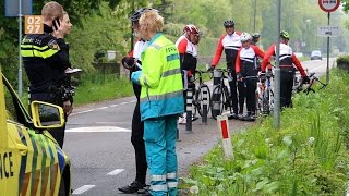 Wielrenner raakt ernstig gewond in Vinkeveen  0297nl [upl. by Hserus]