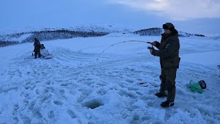 РЫБАЛКА В БАРЕНЦЕВОМ МОРЕ СО ЛЬДА  С ТРУДОМ ДОБРАЛИСЬ ДО МОРЯ И БЫЛИ ВОЗНАГРАЖДЕНЫ ХОРОШЕЙ РЫБАЛКОЙ [upl. by Sumaes]