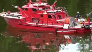 FeuerlöschbootBeiboot nimmt ÖlsperreTauchroboter ausgesetzen Fireboat oil barrierdiving robot [upl. by Haidebej]