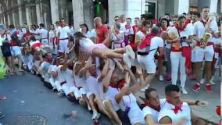 Fêtes de Bayonne 2018  un quotPaquitoquot improvisé place de la mairie [upl. by Metah249]