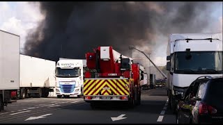 Feu dentrepôt au marché de Rungis  Incendie dentrepôt de 10 000m2  Dimanche 25092022 [upl. by Server534]