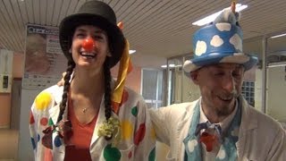 Clown in corsia quando in ospedale mi scappa da ridere [upl. by Idnis408]