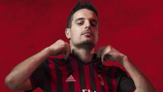 Le nouveau maillot domicile du Milan AC 20162017 [upl. by Suellen]