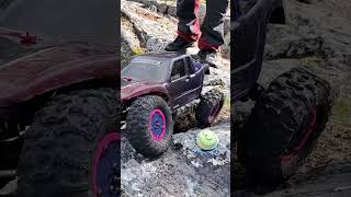 PERFORMANCE SCALE FITTING THROUGH A NARROW GATE rccrawler rcscale rccompcrawling [upl. by Nerval]