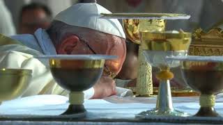 Why Pope Francis does not kneel or genuflect during Mass [upl. by Nunci734]