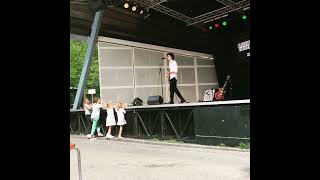 Tamino Amir singing Cigar for some small children before a concert [upl. by Annawit879]