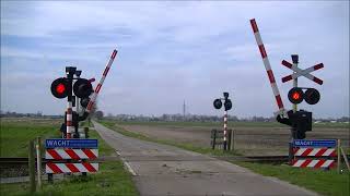 Spoorwegovergang Zuidbroek Muntendam  Dutch railroad crossing [upl. by Ybab]