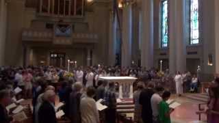 Praise To The Lord  Peuples criez de joie  French Mass Hymn [upl. by Enelear587]