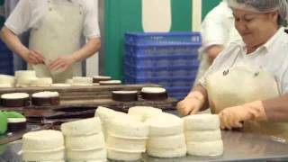 Fabrication du Mont dOr  Fromageries Napiot [upl. by Ynar]