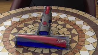 Dyson V11 Absolute Pro  Reinigung der Elektrobürste mit Softwalze [upl. by Bradway]