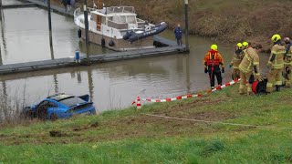 Porsche crasht in sloot na ontploffing in auto in Hendrik Ido Ambacht  Vele hulpdiensten met spoed [upl. by Bathsheb140]