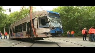 Straßenbahn rammt Lastwagen [upl. by Etac]