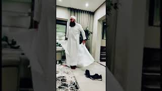 Mufti Menk shows you a simple way to wear your IHRAAM No belts no pins no knots [upl. by Nava783]