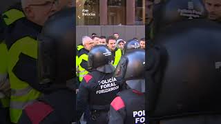 PARLAMENTO de NAVARRA CARGAS POLICIALES mientras los AGRICULTORES increpaban a los POLÍTICOS [upl. by Bubalo436]