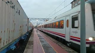 R13 Ut447 Rodalies de Catalunya cruzándose con el R15 Ut448 i 253 LCR esperando Valls [upl. by Idnahc]