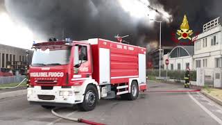 Incendio Bredola fabbrica di vernici a fuoco vicino Vicenza allarme nube tossica 22 [upl. by Aurelia]