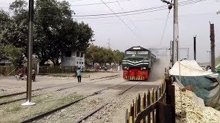 Fastest Train Of Pakistan Railway  8 Dn Tezgam Express Raising Heavy Dust storm  Lahore [upl. by Nobile378]