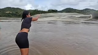 increíble😱como tira la atarraya esta linda chica🥰aventuras salvadoreñas [upl. by Arabeila]