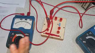 Mesurer une tension électrique 💡  Utilisation du Voltmètre  Physique  Collège  Lycée [upl. by Winters]