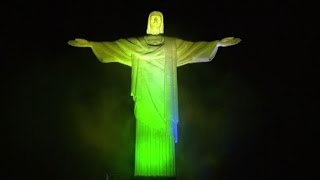 Mondiali al via in Brasile il Cristo Redentore di Rio illuminato [upl. by Halimeda]