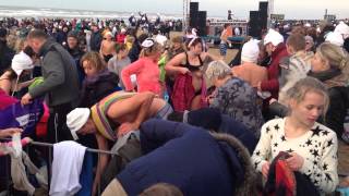 Nieuwjaarsduik Egmond aan Zee 2014 [upl. by Onoitna]