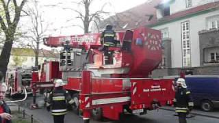 Berliner Feuerwehr Feuer Menschenrettung  Zehlendorf Charlottenburger Str  12042009 [upl. by Zoa]