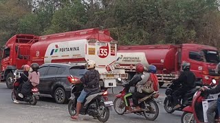 Bypass  Kompilasi Truk Tangki Pertamina dan Truk Muat Excavator bonus Avanza vs Supra truktangki [upl. by Malissa371]