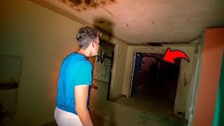 PROCURANDO A CADEIRA SATÂNICA NO HOSPICIO ABANDONADO  ‹ JonVlogs › [upl. by Kegan]