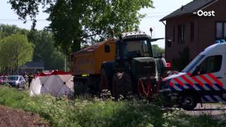 Fietsster omgekomen bij ongeluk met trekker in Wijhe [upl. by Finella69]