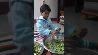 Muskan is Shelling Peas  kidsfunnyactivity easysciencebymanishaverma [upl. by Eednahs738]