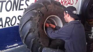 Rueda de tractor  con agua pinchada reparada con SealOMatic quothydroquot [upl. by Vardon356]