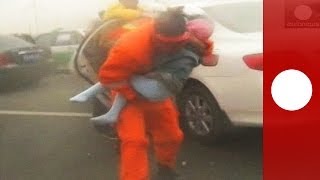 Une centaine de personnes piégées par une tempête de sable en Chine [upl. by Ennovaj914]