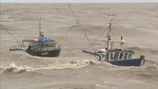 Video increible 2 barcos de pesca en mares extremadamente agitados [upl. by Stier]