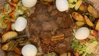 Eritrean traditional food  TsebhiZegni with meat اكله ارتريا الزجني مع انجيره👌😍 [upl. by Oiralednac]