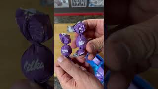 Caixa de bombom Milka e KitKat ovodechocolate barradechocolate provandodoces bombom ovodepáscoa [upl. by Nwotna]