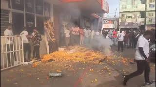 Jr NTR FANS CELEBRATIONS 💥🔥  DEVARA  VENKATESHWARA THEATRE BANGALORE jrntr devara ntr [upl. by Lemieux]