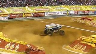 Grave Digger vs Grave Digger The Legend Racing [upl. by Lindbom]