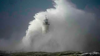 La tempête Eunice balaie le nord de lEurope faisant au moins neuf morts [upl. by Ilario]