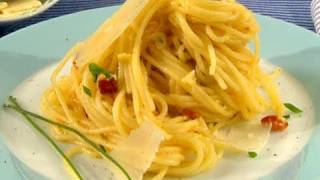 Rezept Spaghetti Carbonara  italienische Pasta mit leckerem Speck [upl. by Bobbette]