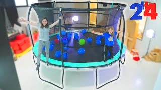 24H DANS UN TRAMPOLINE DANS NOTRE SALON  Challenge avec Topflex [upl. by Lilahk]