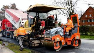 Einbau einer nahtlosen Asphaltdeckschicht mit den Fertigern Demag DF 125 und Atlas Copco SD 2500 WS [upl. by Aronas151]