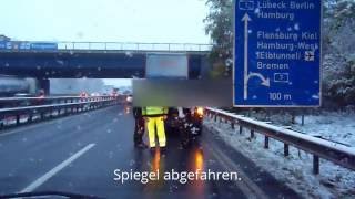 Bagatellschaden auf Autobahn  Sicherheit geht vor 08112016 [upl. by Eatnoled]